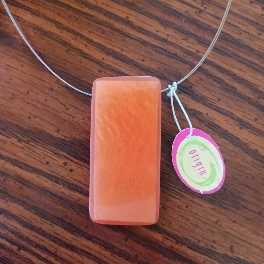 Origin Wire Necklace w/Resin Shell Pendant